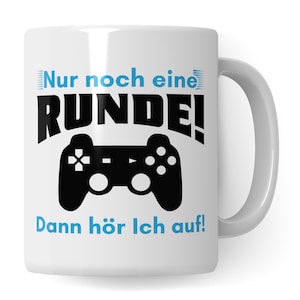 Pode incluir: Caneca de cerâmica branca com um design preto e azul. A caneca apresenta um controlador de videogame e o texto "Nur noch eine Runde! Dann hör ich auf!"