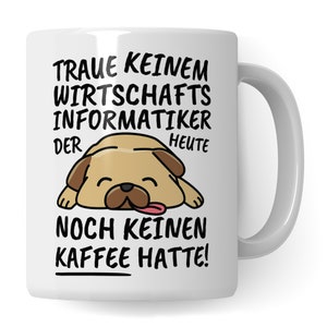 Peut inclure: Une tasse en céramique blanche avec une illustration en noir et blanc d'un carlin endormi. Le texte sur la tasse est "Traue keinem Wirtschaftsinformatiker der heute noch keinen Kaffee hatte!"