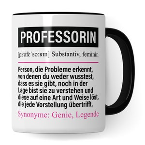 Könnte beinhalten: Eine weiße Keramiktasse mit schwarzem Rand und Henkel. Die Tasse zeigt eine schwarz-weiße Grafik mit dem Wort "PROFESSORIN" in großen Buchstaben und einer Definition des Wortes in kleinerem Text. Die Definition lautet: "[profe' SO:KIN] Substantiv, feminin Person, die Probleme erkennt, von denen du weder wusstest, dass es sie gibt, noch in der Lage bist sie zu verstehen und diese auf eine Art und Weise löst, die jede Vorstellung übertrifft. Synonyme: Genie, Legende"