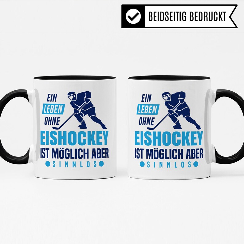 Pu&ograve; includere: Una tazza da caff&egrave; bianca con un bordo e un manico neri. La tazza presenta una grafica blu e nera di un giocatore di hockey con il testo "Ein Leben Ohne Eishockey Ist M&ouml;glich Aber Sinnlos" su entrambi i lati.