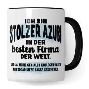 Puede incluir: Taza de cerámica blanca con borde y asa negros. La taza tiene texto negro que dice "Ich bin stolzer Azubi in der besten Firma der Welt. Und ja, meine genialen Kollegen haben mir sogar diese Tasse geschenkt."