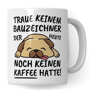 Puede incluir: Taza de cerámica blanca con una ilustración de un pug y texto en alemán. El pug es de color marrón claro con detalles en marrón oscuro, tumbado con la lengua fuera. El texto dice: "¡No confíes en ningún arquitecto hoy que aún no haya tomado café!"