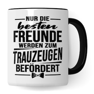 Peut inclure: Une tasse en céramique blanche avec un bord et une poignée noirs. La tasse présente un texte noir qui dit "NUR DIE besten FREUNDE WERDEN ZUM TRAUZEUGEN BEFÖRDERT" avec un nœud papillon noir en dessous.