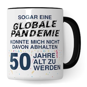 Pu&ograve; includere: Tazza in ceramica bianca con manico nero. La tazza ha una grafica in bianco e nero che dice "Sogar eine Globale Pandemie Konnte Mich Nicht Davon Abhalten 50 Jahre Alt Zu Werden".
