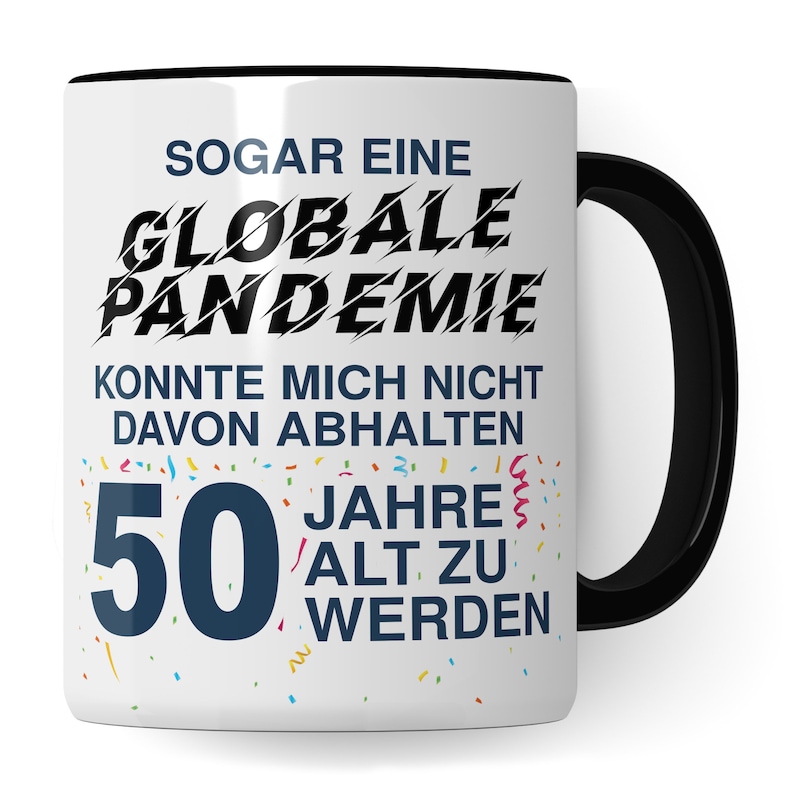 Pu&ograve; includere: Tazza in ceramica bianca con manico nero. La tazza ha una grafica in bianco e nero che dice "Sogar eine Globale Pandemie Konnte Mich Nicht Davon Abhalten 50 Jahre Alt Zu Werden".