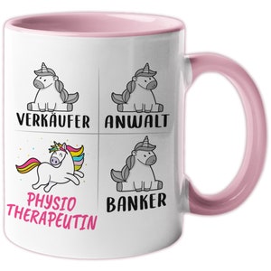Könnte beinhalten: Weiße Keramiktasse mit rosafarbenem Rand und Henkel. Die Tasse zeigt vier Illustrationen von Einhörnern in verschiedenen Posen und den Text "VERKÄUFER", "ANWALT", "PHYSIO THERAPEUTIN" und "BANKER" unter jedem Einhorn.