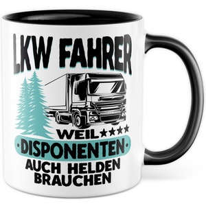 Puede incluir: Taza de cerámica blanca con asa y borde negros. La taza presenta una ilustración en blanco y negro de un camión semirremolque con el texto "LKW FAHRER WEIL DISPONENTEN AUCH HELDEN BRAUCHEN".