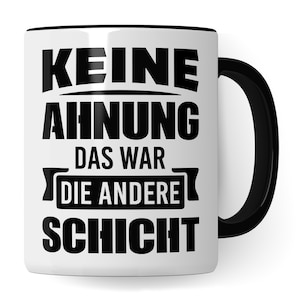 Könnte beinhalten: Weiße Keramiktasse mit schwarzem Rand und Henkel. Die Tasse zeigt schwarzen Text mit der Aufschrift "KEINE AHNUNG DAS WAR DIE ANDERE SCHICHT".