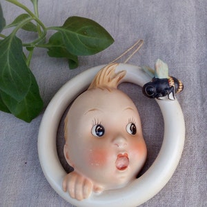 Hummel Boy and bee/ Decoración de pared de porcelana vintage/Hummel Full Bee mark Baby/ placa de pared/1960-1972