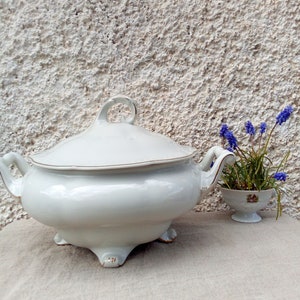 Vintage white soup tureen/large soup tureen/legs soup tureen/white classic soup tureen/relief forms/Bohemian/Farmhouse/Shabby  soup tureen