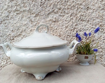 Vintage white soup tureen/large soup tureen/legs soup tureen/white classic soup tureen/relief forms/Bohemian/Farmhouse/Shabby  soup tureen