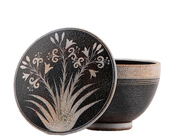 Minoan Pyxis vase -jewelry box- with minoan lilies