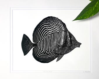 Impresión linográfica de pez cirujano de aleta de vela: Arte de peces tropicales en blanco y negro (11 x 14 con paspartú) Sin marco