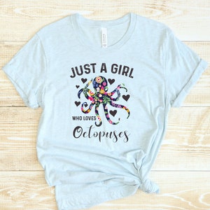 Puede incluir: Camiseta azul claro con un dise&ntilde;o de pulpo floral y el texto "Just a girl who loves Octopuses".