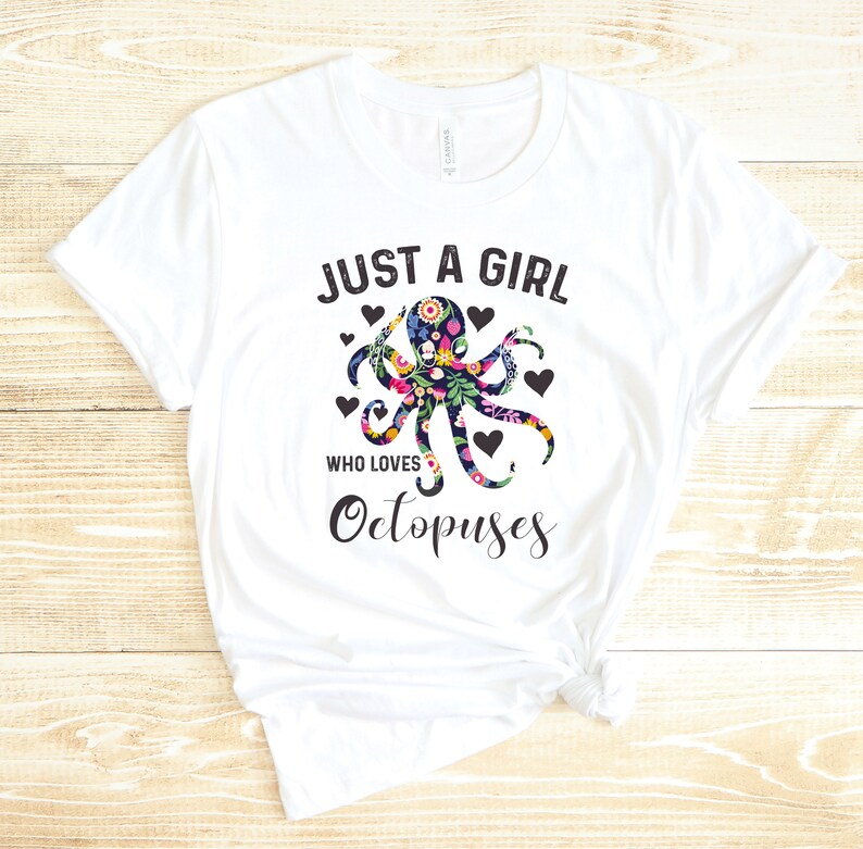 Puede incluir: Camiseta blanca con el texto "Just a girl who loves Octopuses" en negro. Un pulpo floral con contornos negros est&aacute; centrado en la camiseta.