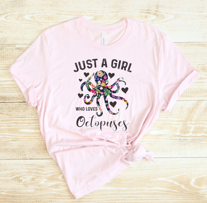 Puede incluir: Camiseta rosa con un gr&aacute;fico de pulpo floral y el texto "Just a girl who loves Octopuses".