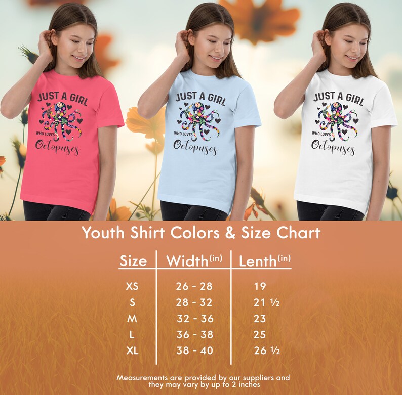 Puede incluir: Tabla de tallas de camiseta para j&oacute;venes con medidas en pulgadas. La tabla muestra el ancho y la longitud de la camiseta en pulgadas para las tallas XS, S, M, L y XL. La camiseta est&aacute; disponible en rosa, azul claro y blanco.