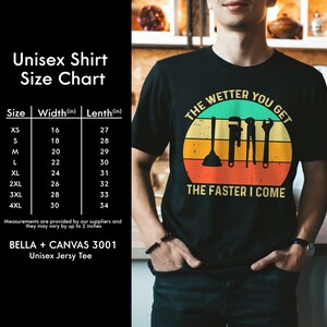 Puede incluir: Camiseta unisex negra con un dise&ntilde;o retro que presenta herramientas de fontaner&iacute;a y el texto "THE WETTER YOU GET THE FASTER I COME." La camiseta incluye una tabla de tallas con medidas en cm. Hecha con Bella + Canvas 3001 Unisex Jersey Tee.