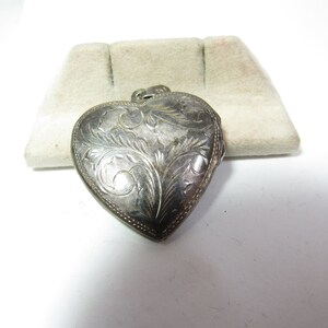 VINTAGE Sterling Silver Heart locket Pendant HAND ENGRAVED 1940s image 2