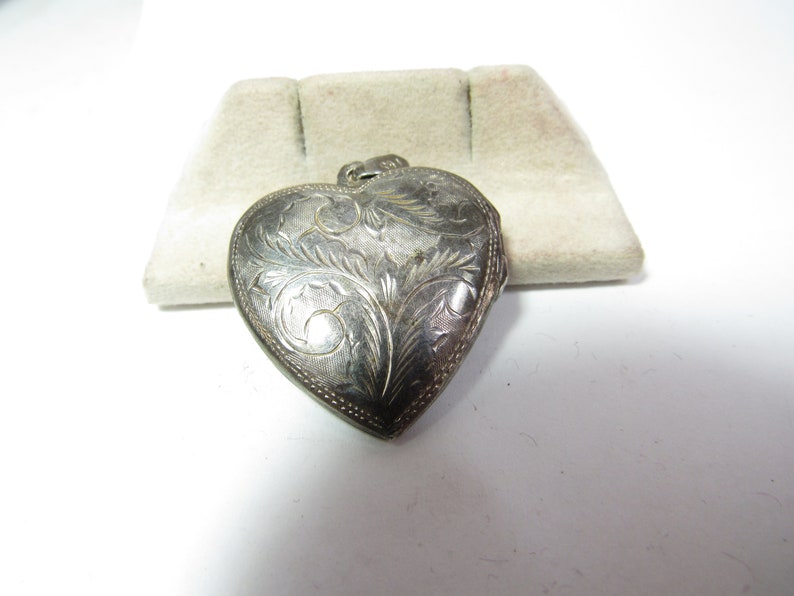 VINTAGE Sterling Silver Heart locket Pendant HAND ENGRAVED 1940s image 2