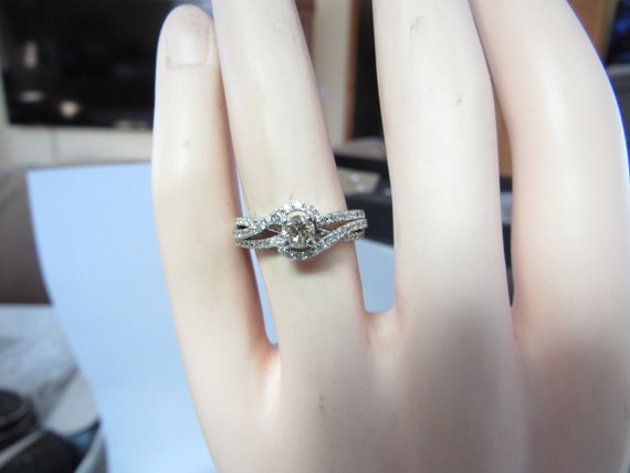 Do you guys think a VS1 J .30 carat diamond will look good on a yellow gold  infinity ring setting with moissanite stones on the side? (see photo for  sample ring setting) :