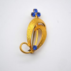 Vintage Striking Blue & Gold Tone 50&#39;s Costume Brooch