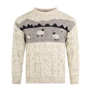 Pode incluir: Camisola creme com um padrão de malha texturizada. A parte superior do peito apresenta uma faixa cinza com um desenho de montanha e três ovelhas. A camisola tem gola redonda e mangas compridas.