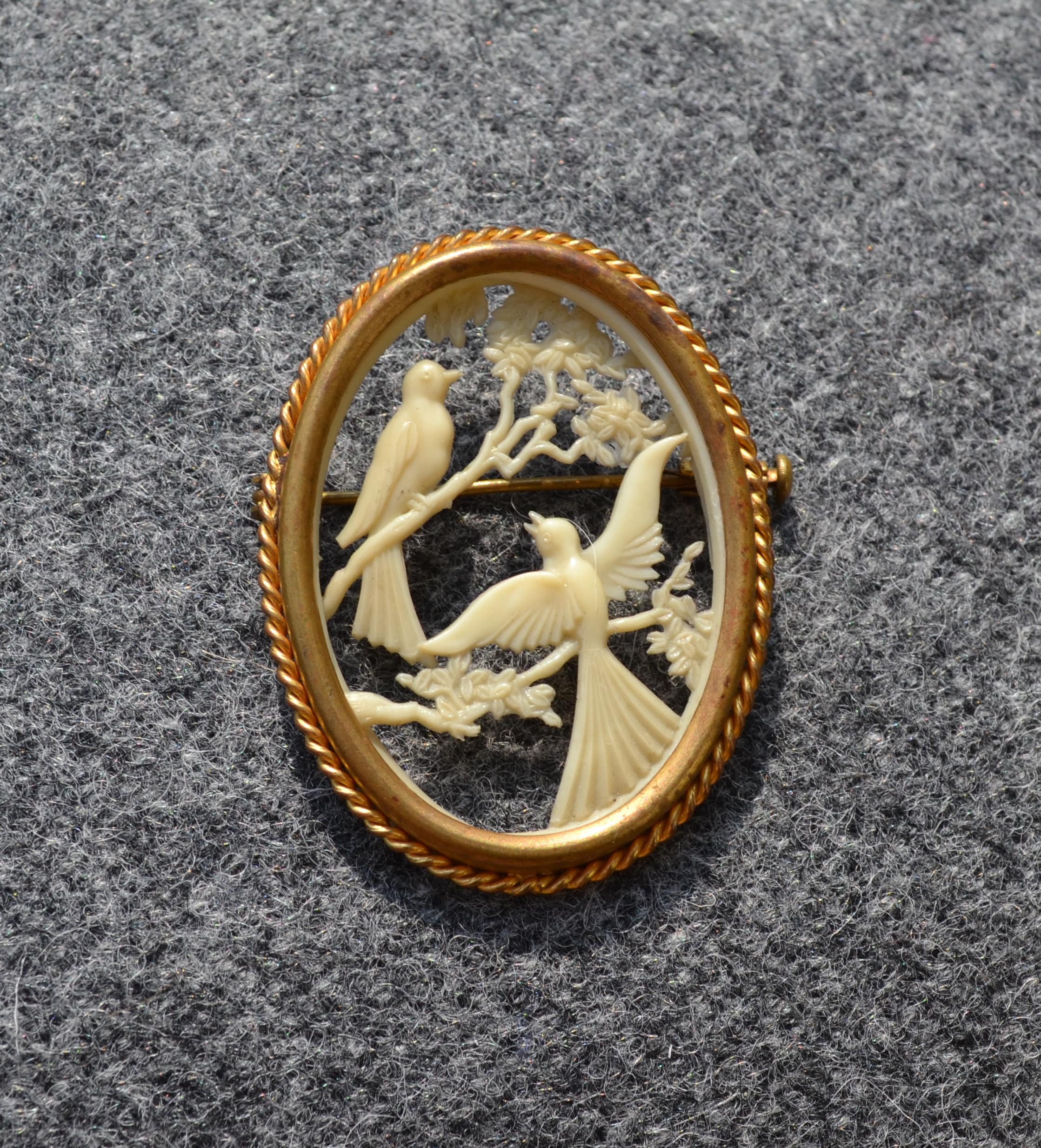 ShuttlesandBobbins Vintage French Brooch Depose