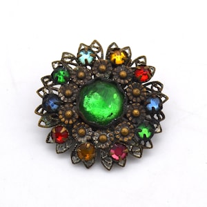 Broche antigo de pino de flor filigrana em tom dourado com pedras de vidro multicoloridas