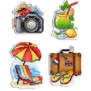 Könnte beinhalten: Vier Kreuzstich-Designs mit Reisemotiven: eine Kamera, ein Cocktail, ein Strandstuhl mit Sonnenschirm und ein Koffer mit Flip-Flops.