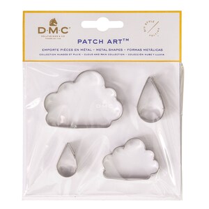 Può includere: Una confezione di fustelle in metallo a forma di nuvola e goccia di pioggia. La confezione include quattro fustelle di varie dimensioni, con il testo "PATCH ART" e "COLLEZIONE NUBE Y LLUVIA" stampato sulla confezione. È visibile anche il marchio "DMC".