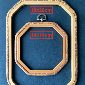 Puede incluir: Dos aros de bordado de madera, uno dentro del otro. El aro más grande es de 18x26cm y el más pequeño de 14x14cm.