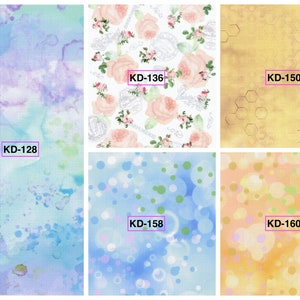 Könnte beinhalten: Sechs verschiedene Stoffmuster mit einer Vielzahl von Mustern. Die Muster sind mit folgenden Codes gekennzeichnet: KD-128, KD-136, KD-150, KD-158 und KD-160. Die Muster umfassen ein aquarellartiges Design, ein Blumenmuster, ein Wabenmuster und ein Punkte-Muster.