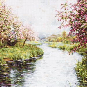 Pode incluir: Uma pintura de um rio que flui através de um prado verde exuberante com árvores de flores cor-de-rosa de ambos os lados. O rio é calmo e reflexivo, e as árvores estão em plena floração. A pintura é feita em um estilo suave e impressionista.
