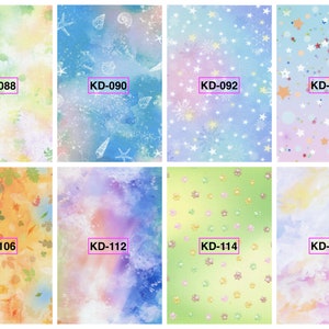Könnte beinhalten: Eine Collage aus acht verschiedenen digitalen Papierdesigns. Die Designs umfassen einen hellgrünen Hintergrund mit einem weißen Pfotenabdruckmuster, einen hellblauen Hintergrund mit einem weißen Sternmuster, einen hellblauen Hintergrund mit einem weißen Muschel- und Seesternmuster, einen hellgelben Hintergrund mit einem weißen Blattmuster, einen hellrosa Hintergrund mit einem weißen Wolkenmuster, einen hellvioletten Hintergrund mit einem weißen Wolkenmuster, einen hellblauen Hintergrund mit einem weißen Schneeflockenmuster und einen hellrosa Hintergrund mit einem weißen Sternmuster. Die Designs sind mit folgenden Codes gekennzeichnet: KD-088, KD-090, KD-092, KD-096, KD-106, KD-112, KD-114 und KD-126.