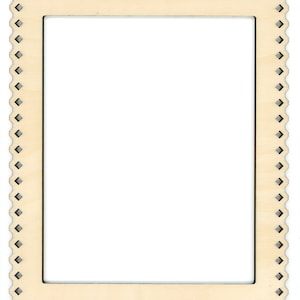 Op de afbeelding: Een fotolijst van natuurlijk hout met een decoratieve rand met een ruitpatroon.