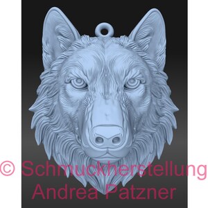 Op de afbeelding: Een lichtblauwe wolfskop hanger met een getextureerd oppervlak en een lus om op te hangen. Het driedimensionale ontwerp toont gedetailleerde kenmerken van het gezicht van de wolf. De tekst "Schmuckherstellung Andrea Pätzner" staat onderaan.