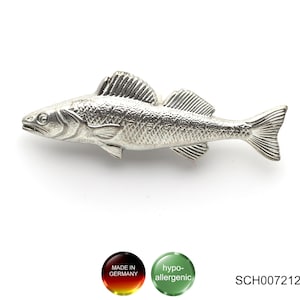 Könnte beinhalten: Silberfarbener Fisch-Brosche mit detailliertem Design. Die Brosche ist hypoallergen und wurde in Deutschland hergestellt. SCH007212