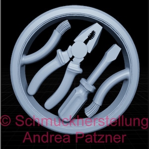 Op de afbeelding: Een lichtgrijze 3D-weergave van een cirkelvormig embleem met een set gereedschappen. De gereedschappen omvatten een tang, een schroevendraaier en een draad, allemaal gerangschikt binnen het frame van het embleem. De tekst "© Schmuckherstellung Andrea Patzner" staat onderaan.