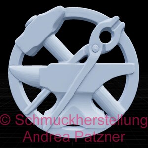Può includere: Un emblema azzurro con martello, incudine e pinze, inserito in una cornice circolare. Il design include il testo "Schmuckherstellung Andrea Patzner" in rosa. L'emblema è un rendering 3D.