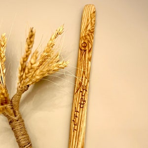 Anush Lini Espátula grande de madeira multifuncional com letras armênias gravadas à mão, espátula de madeira esculpida à mão, espátula de cozinha artesanal