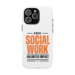 Puede incluir: Carcasa blanca para iPhone con un diseño en negro y naranja. El texto en la carcasa dice "Always Social Work Unlimited Impact".