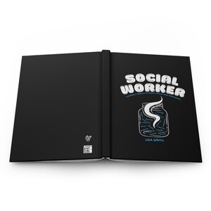 Puede incluir: Diario negro con las palabras "SOCIAL WORKER" en letras blancas de burbujas. Debajo está el texto "THE PERFECT FORMULA TO CREATE A SOCIAL WORK PROFESSIONAL". Un gráfico de tarro contiene palabras como "empatía" e "integridad". El nombre del autor es "LISA SMITH".