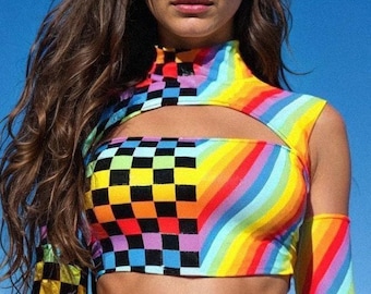 Top corto con aberturas Rainbow Pride: atuendo de cuadros para festival rave
