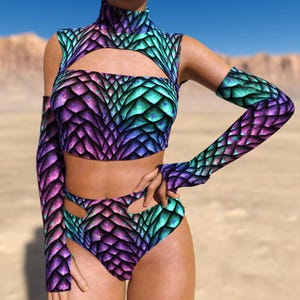 Top corto con cutout rave: top corto trasparente per festival, outfit psichedelico immagine 2