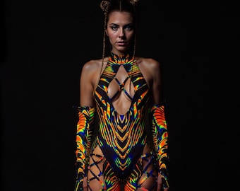 Kombinezon UV Rave: psychodeliczny strój festiwalowy z wycięciami w kratkę