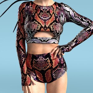 Schlangen Print Rave Outfit: Sexy Festival Top & Shorts Set