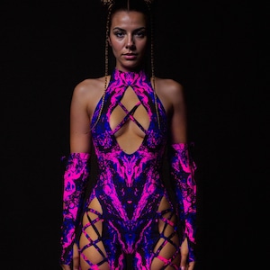 UV-rave-jumpsuit: festivaloutfit met psychedelische uitsnede