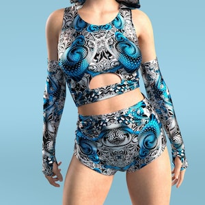 Psychedelische rave-outfit: set top en short met capuchon