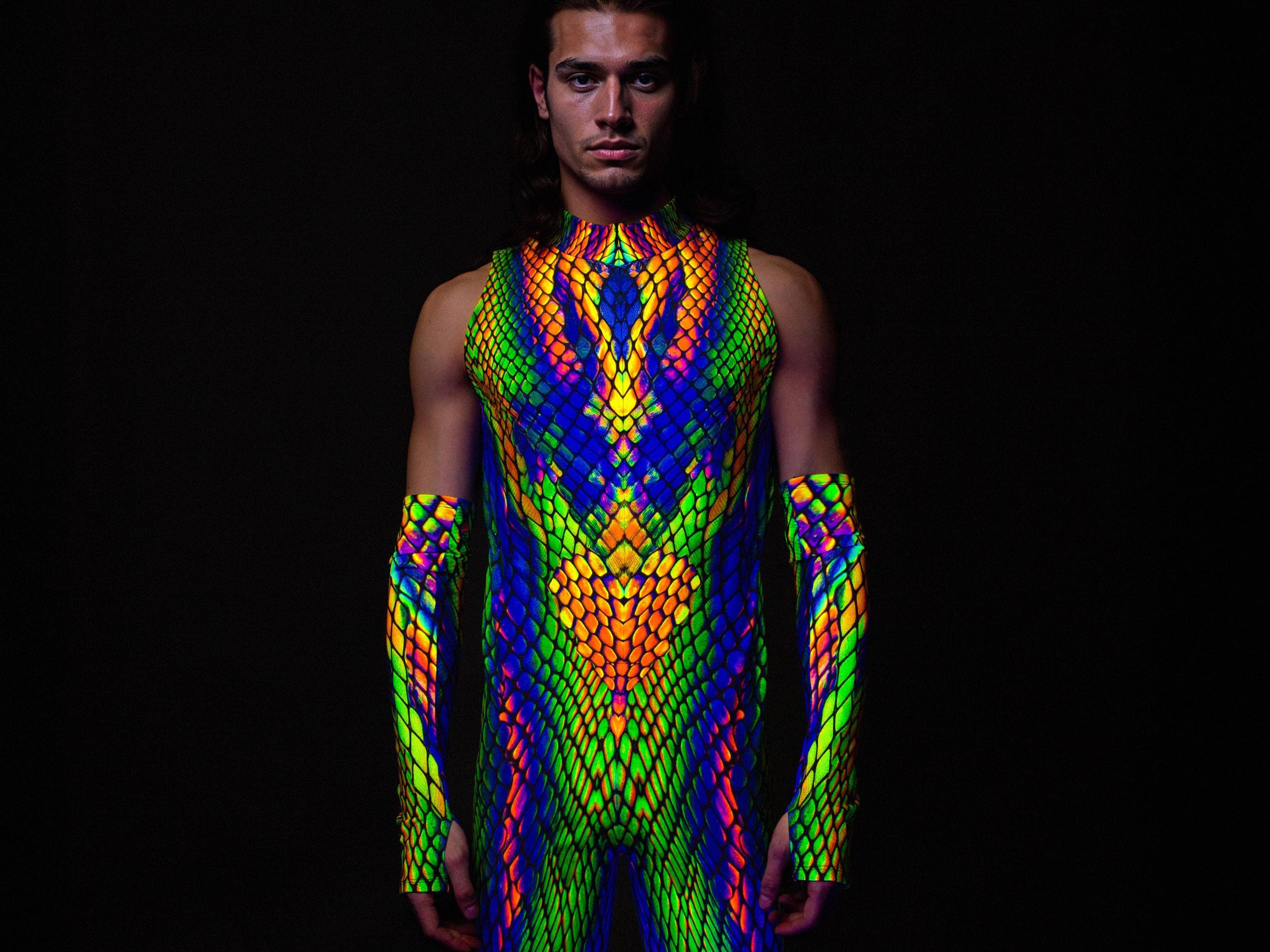 Costume senza maniche con stampa animalier, tuta attillata UV per festival da uomo, tuta da uomo in pelle di serpente, costume unico da uomo, abbigliamento per feste rave da uomo
